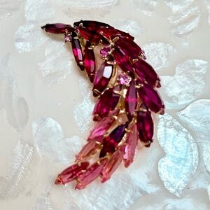 Vintage Raspberry Pink and Red Crystal Leaf Brooch❣️